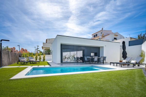 Host Wise - Bright Spacious House Swimming Pool